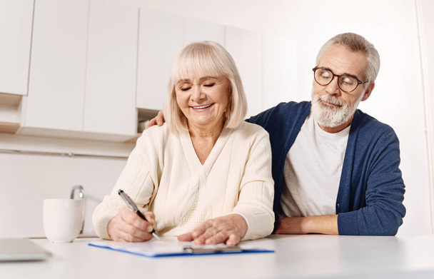 couple signing documents at home - Foto, Imagen