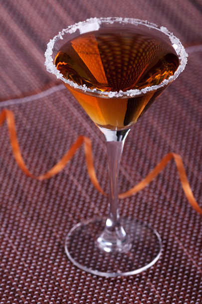 goud cocktail in Martiniglas - Foto, afbeelding