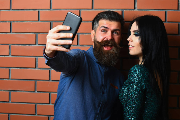 bearded man and pretty sexy woman with bag and phone - Foto, immagini