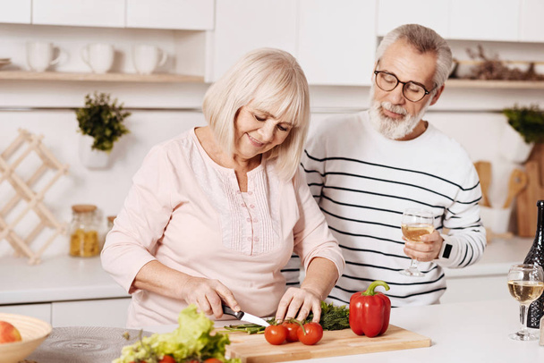 Cheerful aged couple cooking in the kitchen - Foto, Bild