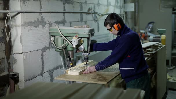 Řemeslník vyvrtávání děr ve dřevě s vrtací stroj - Záběry, video
