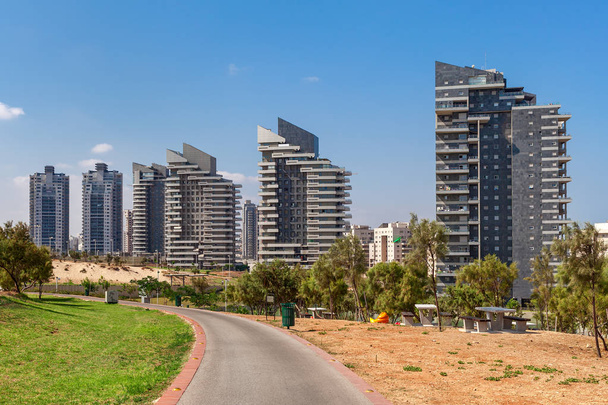 сучасних будівель в Ашдода, Ізраїль. - Фото, зображення