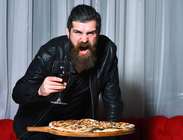 Angry bearded man shouting over tasty pizza - Valokuva, kuva