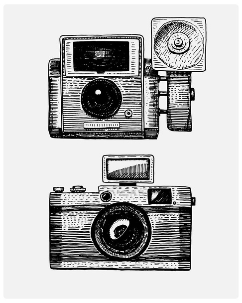 Photo camera vintage, engraved hand drawn in sketch or wood cut style, old looking retro lens, isolated vector realistic illustration - Vektor, Bild