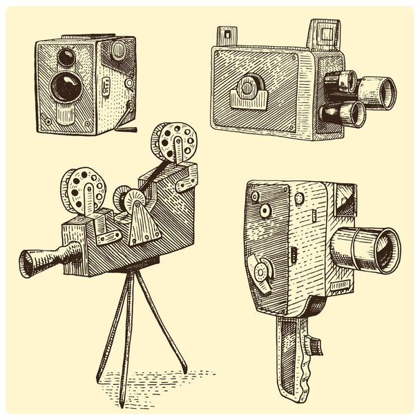 Película fotográfica o cámara de película vintage, grabada, dibujada a mano en estilo de boceto o corte de madera, lente retro de aspecto antiguo, ilustración realista vectorial aislada
 - Vector, Imagen