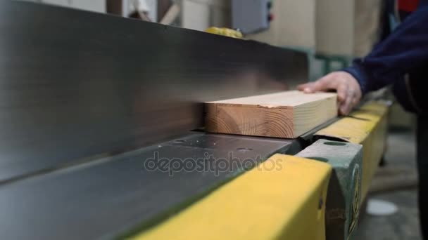 Carpinteiro trabalhando na máquina de moagem de madeira
 - Filmagem, Vídeo