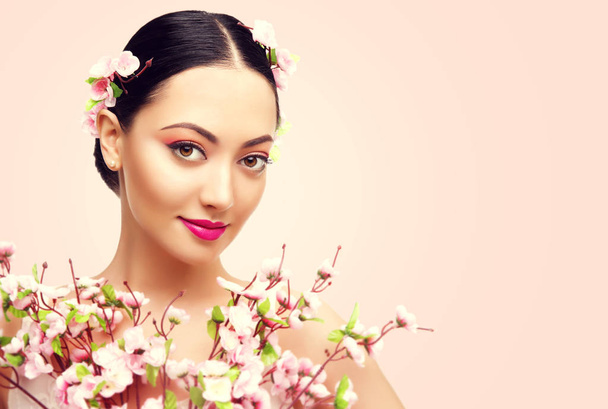 Japanese Girl and Flowers, Asian Woman Beauty Makeup, Beautiful Fashion Model - Fotoğraf, Görsel