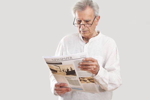 Ritratto anziano leggere giornale
 - Foto, immagini