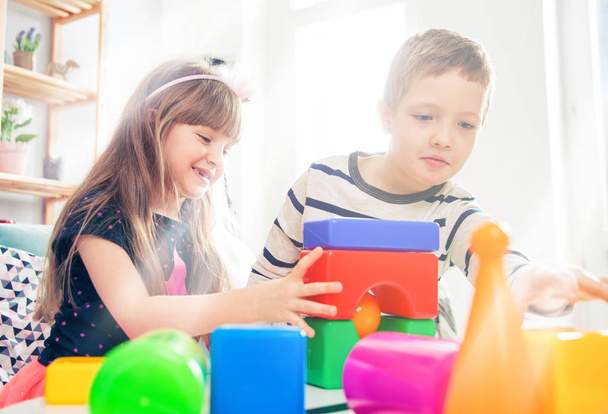 Rodzeństwo, gry z kolorowych bloków w domu, szczęśliwa Rodzina - Zdjęcie, obraz