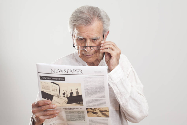 Portrait elderly man reading newspaper - Valokuva, kuva