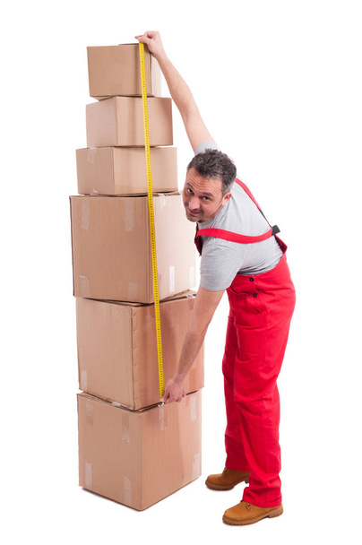 Cuerpo completo del hombre de la mudanza midiendo montón de cajas
 - Foto, Imagen