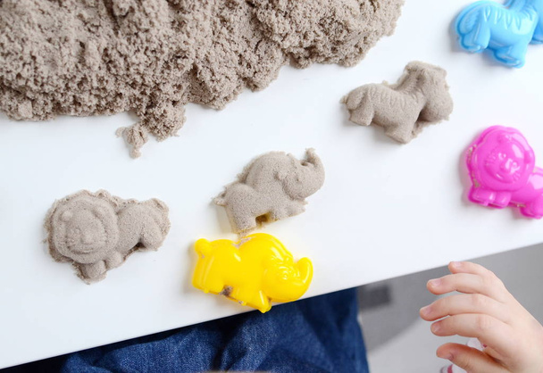 Bambino ragazza giocare con cinetica sabbia
 - Foto, immagini