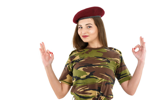 Młoda kobieta żołnierz w wojskowych stroju Wyświetlono pokoju  - Zdjęcie, obraz