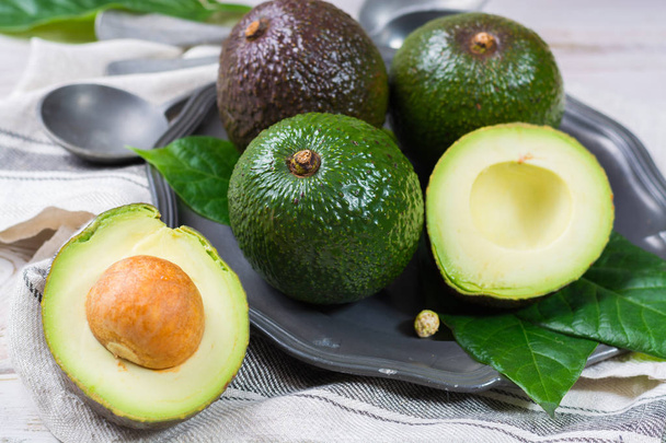 Зелене стигле авокадо з органічної плантації авокадо здорові кадри
 - Фото, зображення