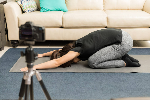 Frau praktiziert Yoga auf Video - Foto, Bild