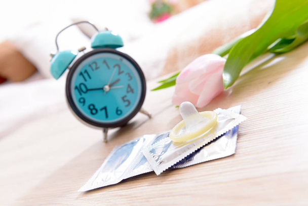 Birth control condoms and clock - Φωτογραφία, εικόνα