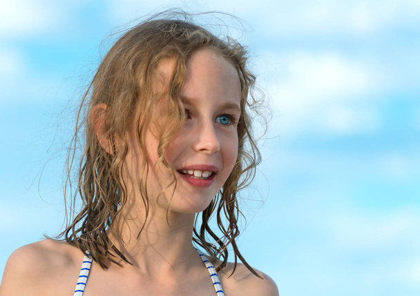 portrét roztomilá holčička na pláži. - Fotografie, Obrázek