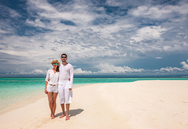 Paar spaziert am tropischen Strand - Foto, Bild