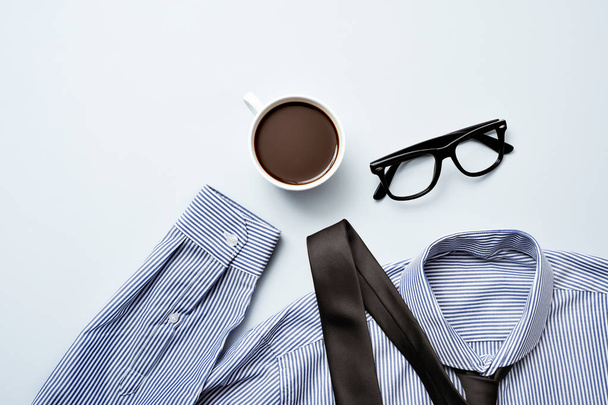 koffie, brillen, stropdas en shirt - Foto, afbeelding