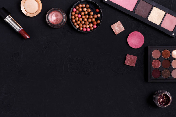 Make-up cosmetica essentials frame zwarte achtergrond, kopie ruimte - Foto, afbeelding