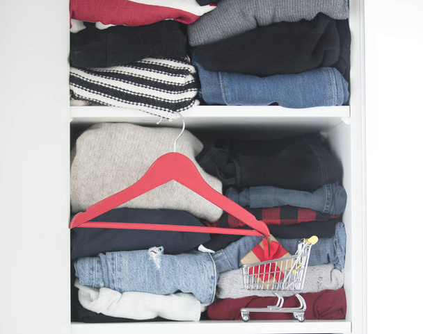 hermoso armario lleno de ropa
 - Foto, Imagen