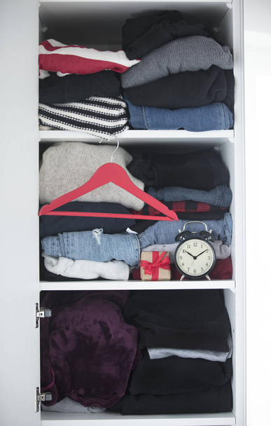 красивый гардероб, полный одежды
 - Фото, изображение