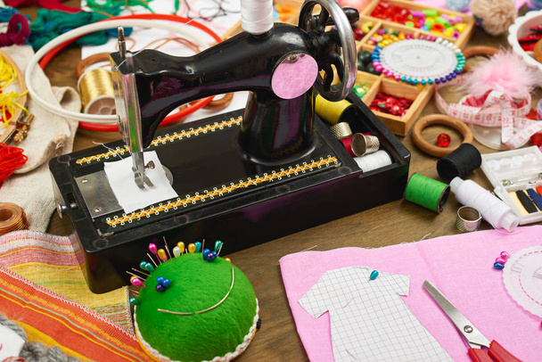 швейні аксесуари вид зверху, швачка робоче місце, багато предметів для рукоділля, вишивки та рукоділля
 - Фото, зображення
