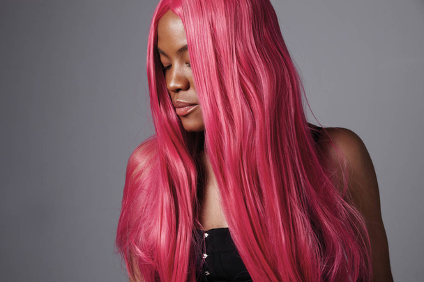 μαύρη γυναίκα με ροζ μαλλιά - Φωτογραφία, εικόνα