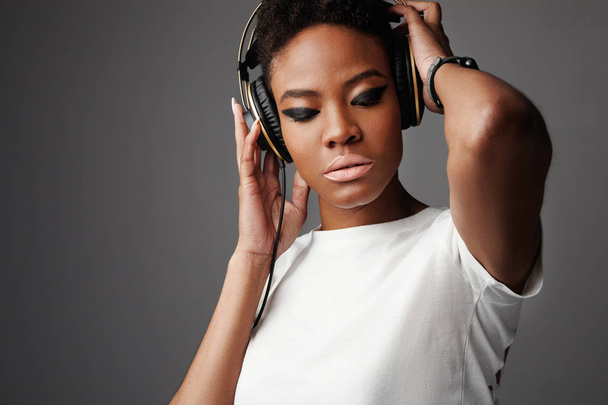 black woman with big earphones  - Φωτογραφία, εικόνα