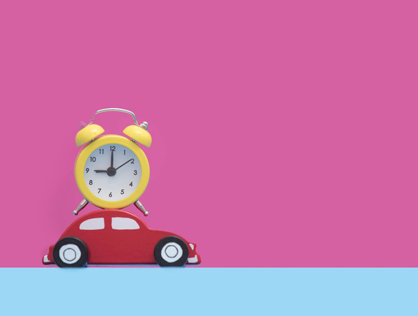  kırmızı araba oyuncak ve çalar saat - Fotoğraf, Görsel