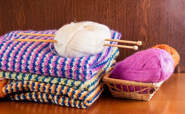 Pulls tricotés avec aiguilles à tricoter et laine
 - Photo, image