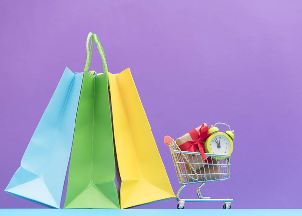 Shopping tassen en geschenkdozen - Foto, afbeelding