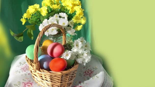 καλάθι με χρωματιστά αυγά και λουλούδια. - Πλάνα, βίντεο