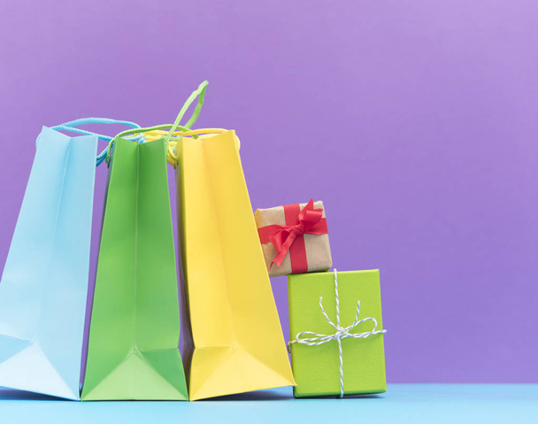 shopping bags and gift boxes - Фото, зображення