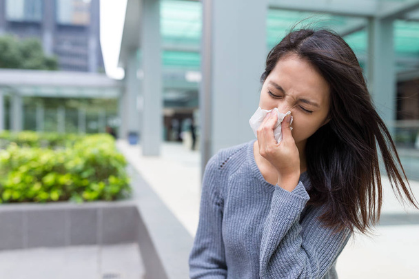Mujer sintiéndose enferma y estornudando
 - Foto, Imagen