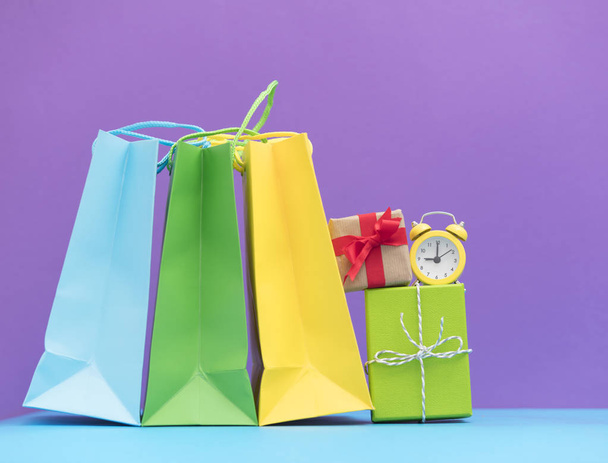 Einkaufstaschen und Geschenkboxen - Foto, Bild
