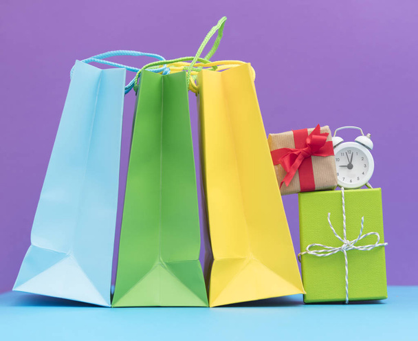 Shopping tassen en geschenkdozen - Foto, afbeelding