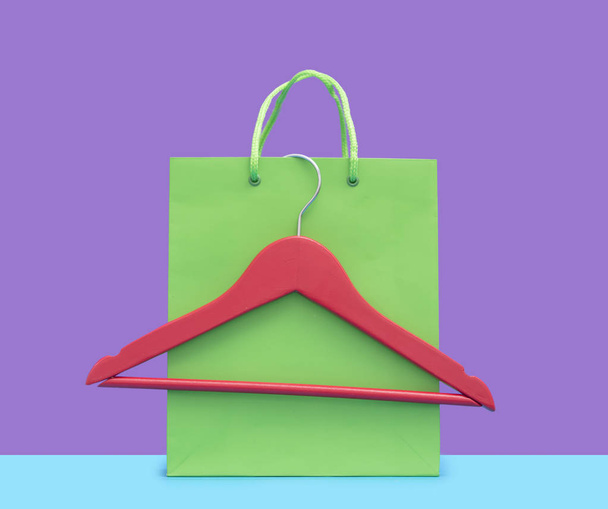 bolsa de compras verde y percha
 - Foto, Imagen