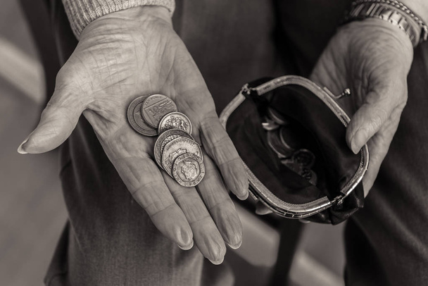 British coins in the hand of a pensioner. - Photo, Image