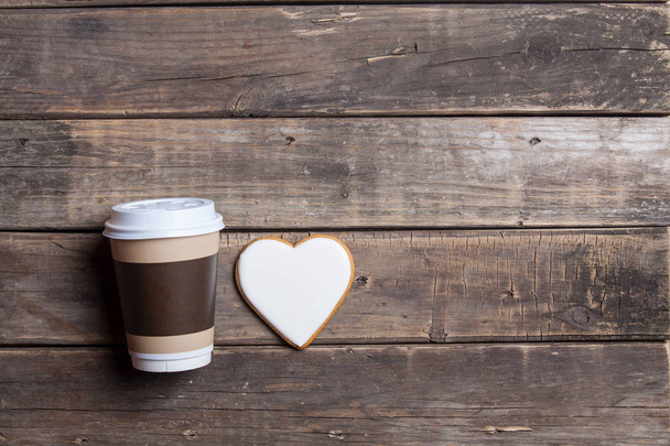 cookie και φλυτζάνι καφέ σε σχήμα καρδιάς  - Φωτογραφία, εικόνα