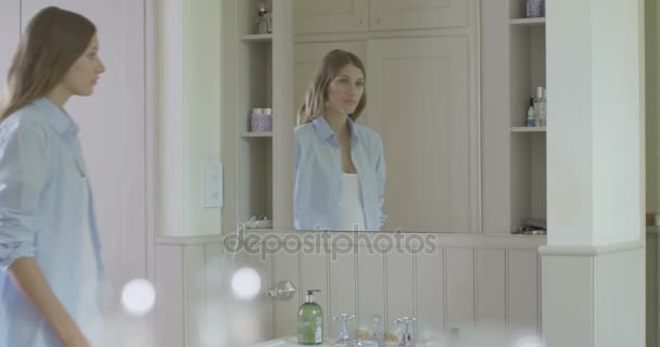Woman looking into mirror  - Materiaali, video