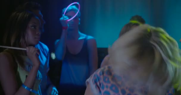 Kobieta tańczy z przyjaciółmi i zabawy w klubie nocnym - Materiał filmowy, wideo