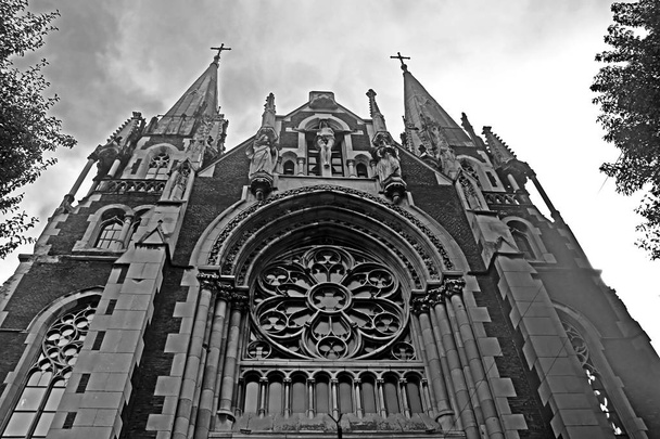 Catedral dos Santos Olga e Isabel (São José Bilczewski, 1903 - 1911). Lviv, Ucrânia. A igreja foi construída em memória da popular imperatriz Isabel da Baviera (Habsburgo), conhecida como Sisi. Preto e branco
 - Foto, Imagem
