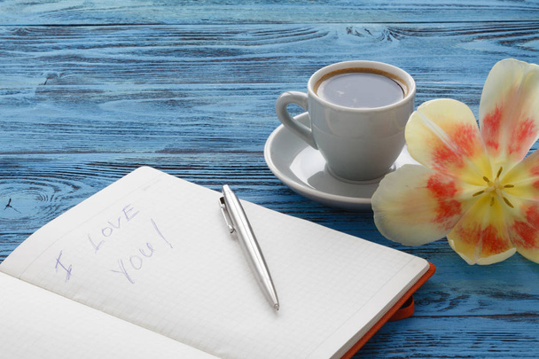 White Cup of coffee and litter notebook with word "i love you" o - Foto, Bild