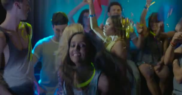 Mujer mostrando símbolo de forma de corazón mientras baila en discoteca
 - Metraje, vídeo
