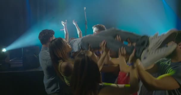 Mujer joven multitud surfea en discoteca
 - Metraje, vídeo