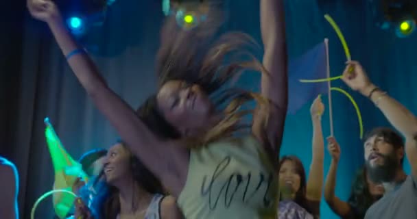 Mujer bailando con amigos y divirtiéndose en discoteca
 - Metraje, vídeo