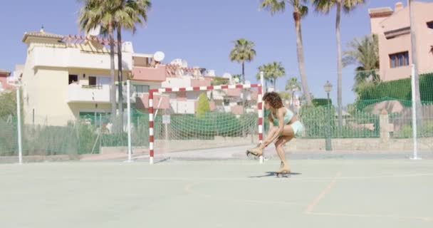 Nuori nainen tekee harjoituksia rullaluistimilla
 - Materiaali, video