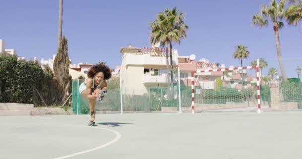 Jeune jolie femme chevauchant en patins à roulettes
 - Séquence, vidéo