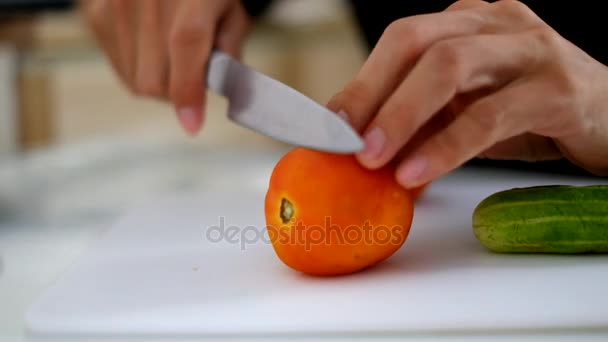 przygotować, gotowanie przez plasterek warzyw - Materiał filmowy, wideo